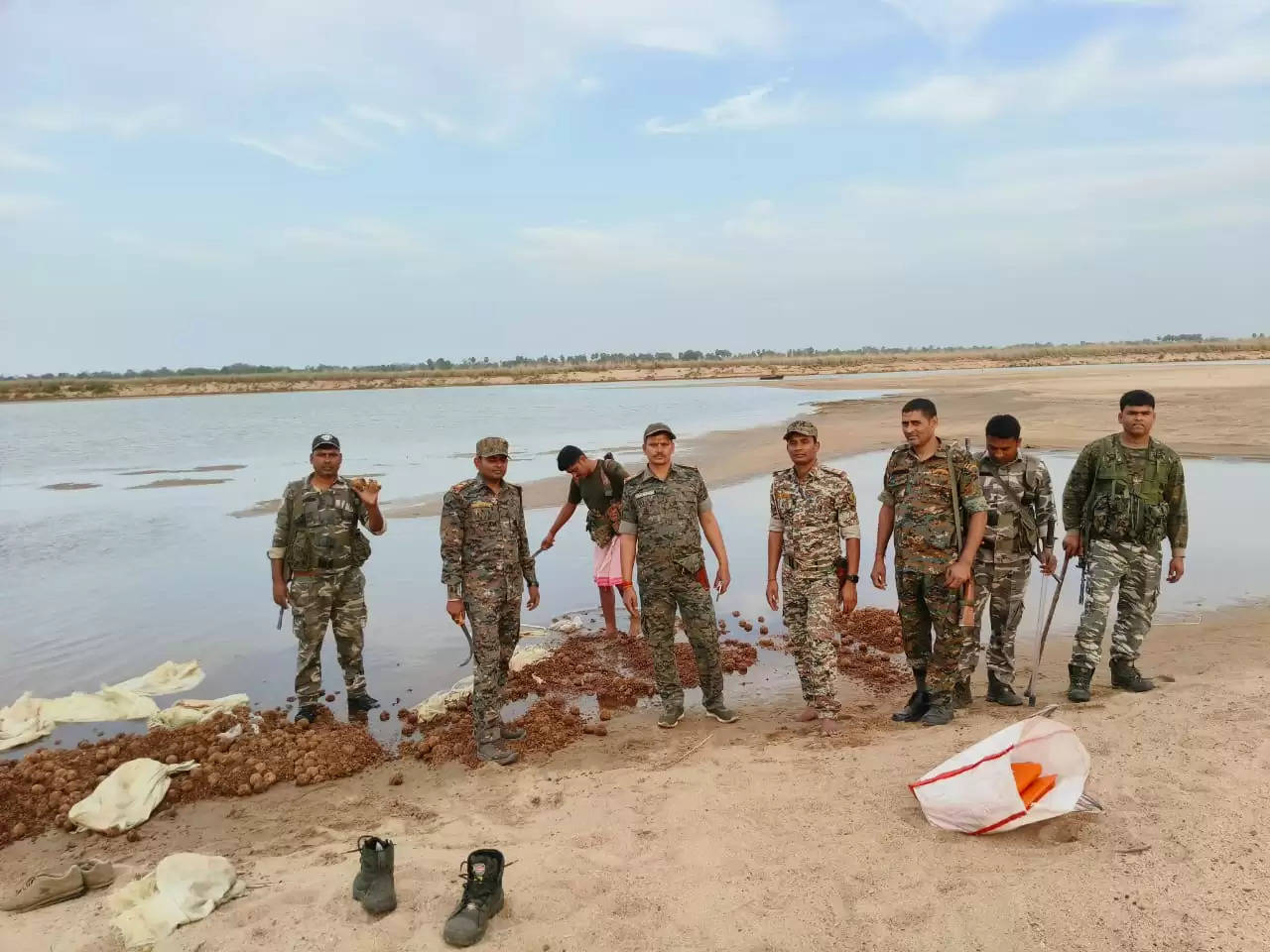 झारखंड-बिहार पुलिस की संयुक्त कार्रवाई में 50 हजार किग्रा जावा महुआ, 100 लीटर निर्मित महुआ शराब नष्ट