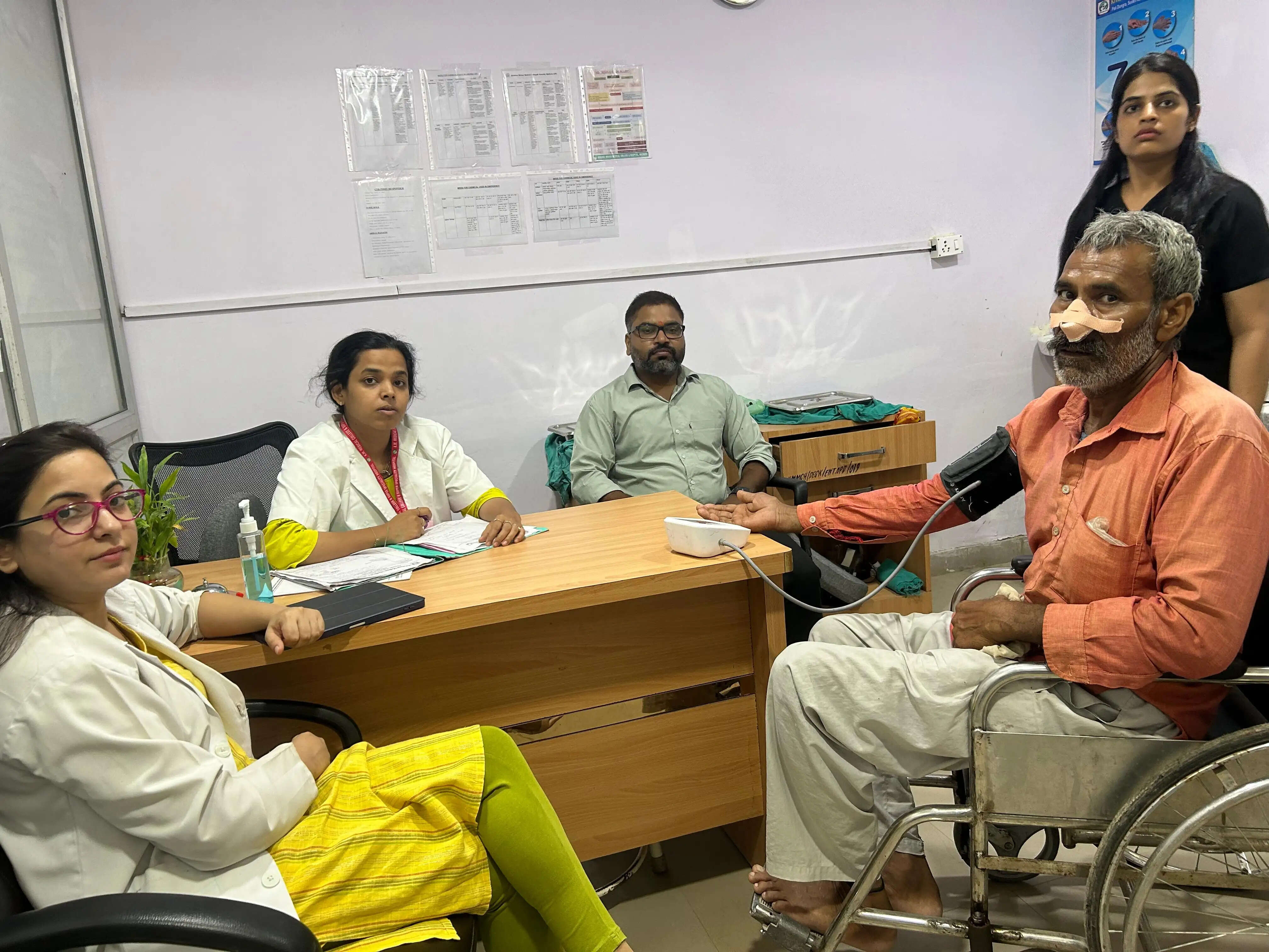 के.एम. हॉस्पिटल में बढ़ रहे नाक, कान और गला के मरीज, डॉक्टरों ने दी सावधानी बरतने की सलाह