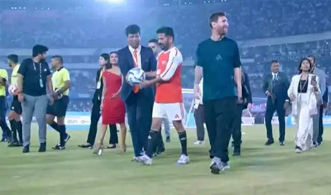 ‘गोट टूर ऑफ इंडिया’ के तहत हैदराबाद पहुंचे फुटबॉल दिग्गज लियोनेल मेसी, उप्पल स्टेडियम में खेला फ्रेंडली मैच