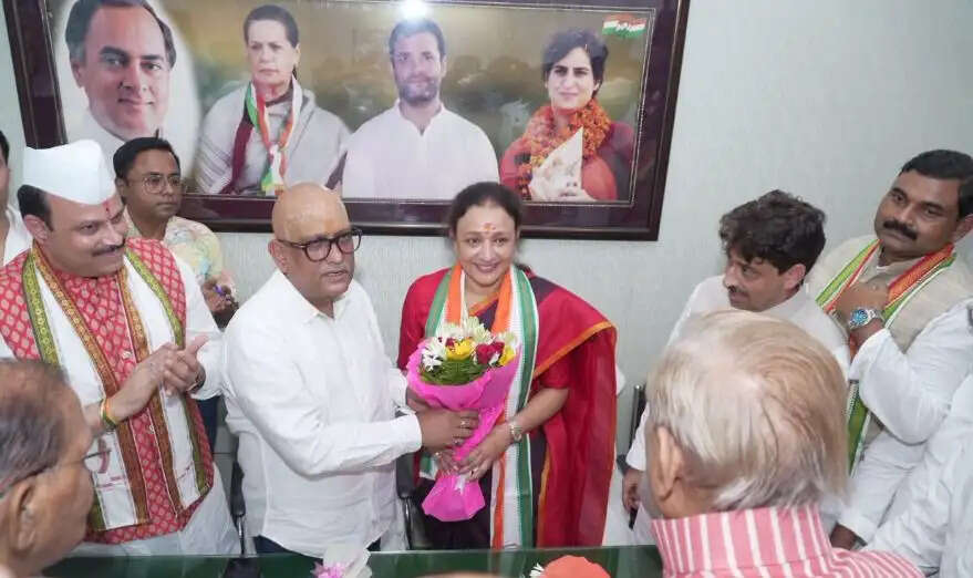 आराधना मिश्रा मोना के पदभार ग्रहण के दौरान आपस में भिड़े कांग्रेस कार्यकर्ता