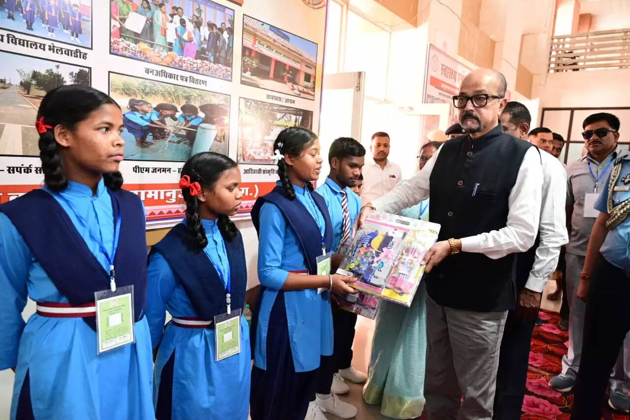 बलरामपुर : राज्यपाल रमेन डेका ने विभिन्न शासकीय योजनाओं के तहत हितग्राहियों को प्रदान की सामग्री