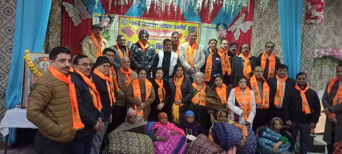 सर्वप्रयास सीता रसोई ट्रस्ट ने जरूरतमंदों को बांटे कंबल