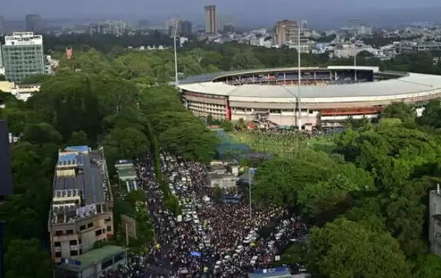चिन्नास्वामी स्टेडियम के बाहर भगदड़ में 11 लोगों की मौत पर आरसीबी ने जताया शोक