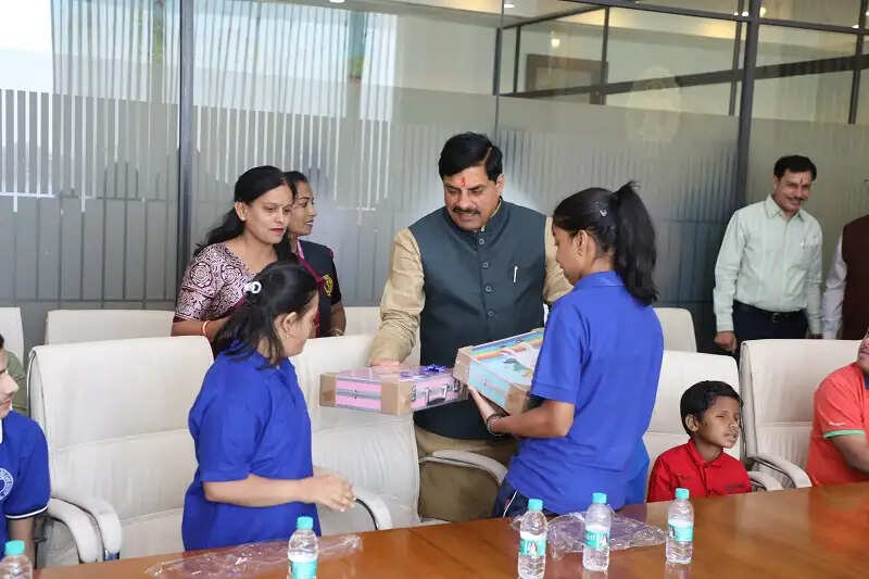 मप्रः मुख्यमंत्री ने अपने जन्मदिवस पर दिव्यांग बच्चों को दुलारा और दिए उपहार