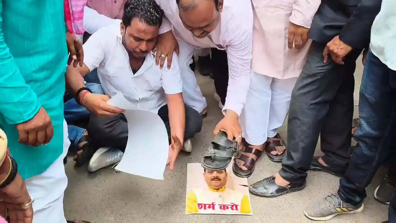 राज्यमंत्री रविन्द्र जायसवाल के खिलाफ समाजवादी पार्टी के कार्यकर्ताओं ने खोला मोर्चा, विरोध प्रदर्शन