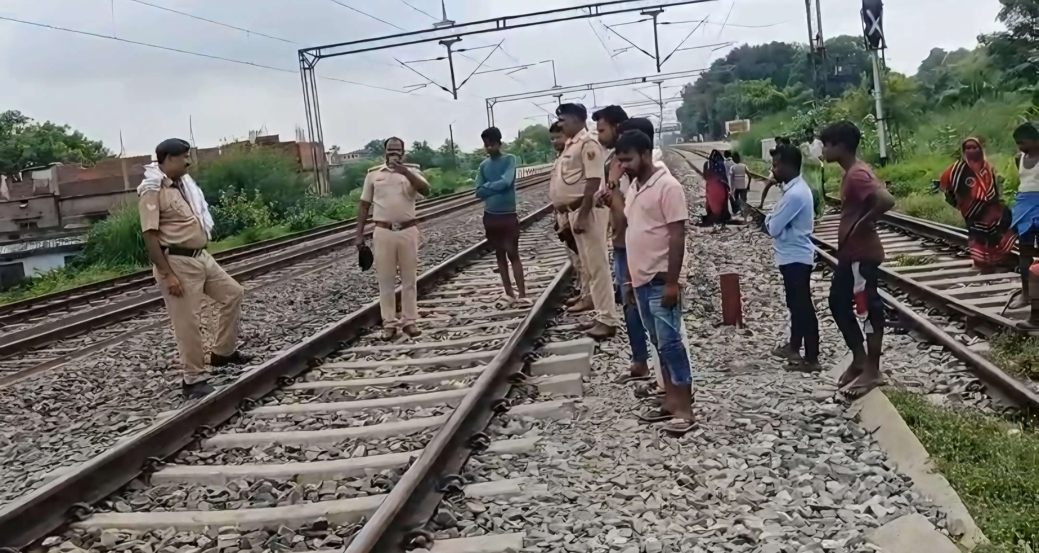 दाउदपुर में ट्रेन की चपेट में आने से दो सगे भाइयों की मौत