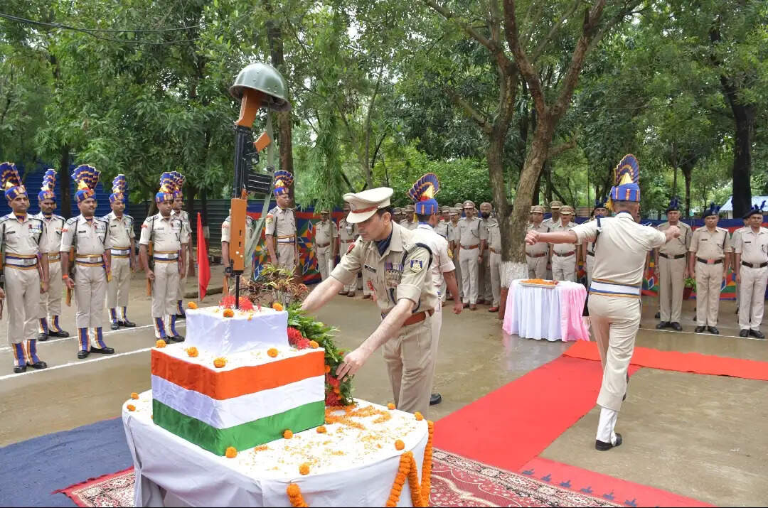 सीआरपीएफ ने हर चुनौती में निभाई राष्ट्र सुरक्षा की जिम्मेदारी : कमांडेंट मनोज डंग
