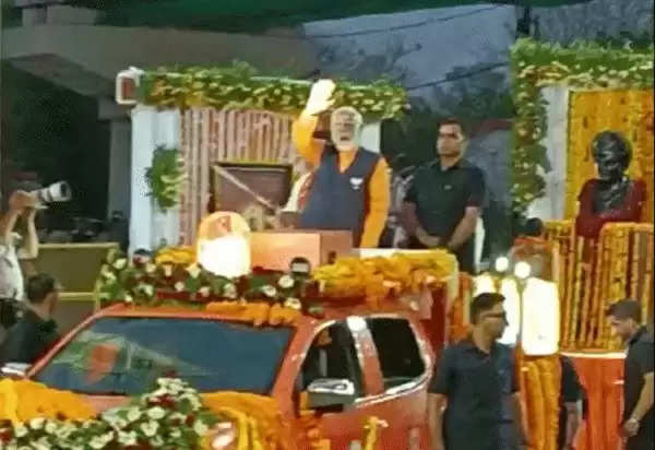 जबलपुर में प्रधानमंत्री मोदी का रोड शो शुरू, खुली जीप में सवार होकर कर रहे जनता का अभिवादन