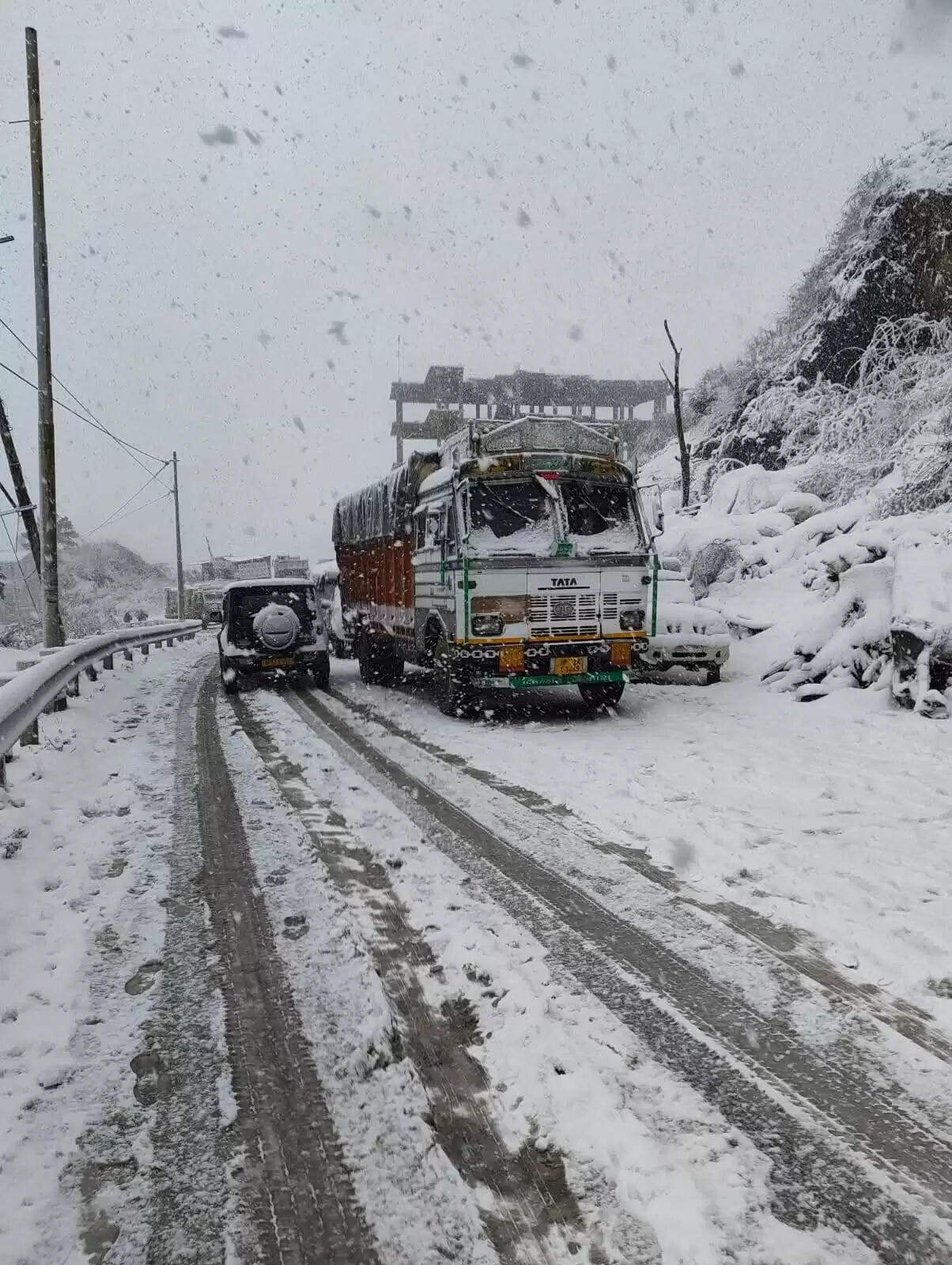 हिमाचल में भारी बर्फ़बारी से 452 सड़कें और दो नेशनल हाईवे बंद, 4274 ट्रांसफार्मर ठप