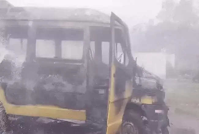 इंदौरः बच्चों से भरी चलती स्कूल बस में लगी आग, सभी को सुरक्षित निकाला