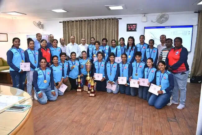 अंतर रेलवे चैम्पियनशिप विजेता महिला क्रिकेट टीम ने महाप्रबंधक से की मुलाकात