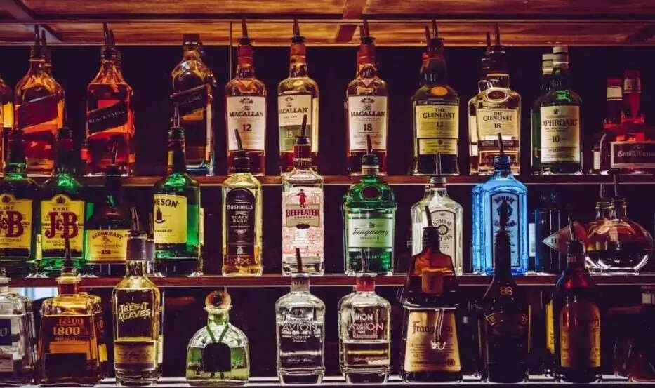 विदेशी शराब की दुकान में लाखों की चोरी, सीसीटीवी में कैद हुए चोर