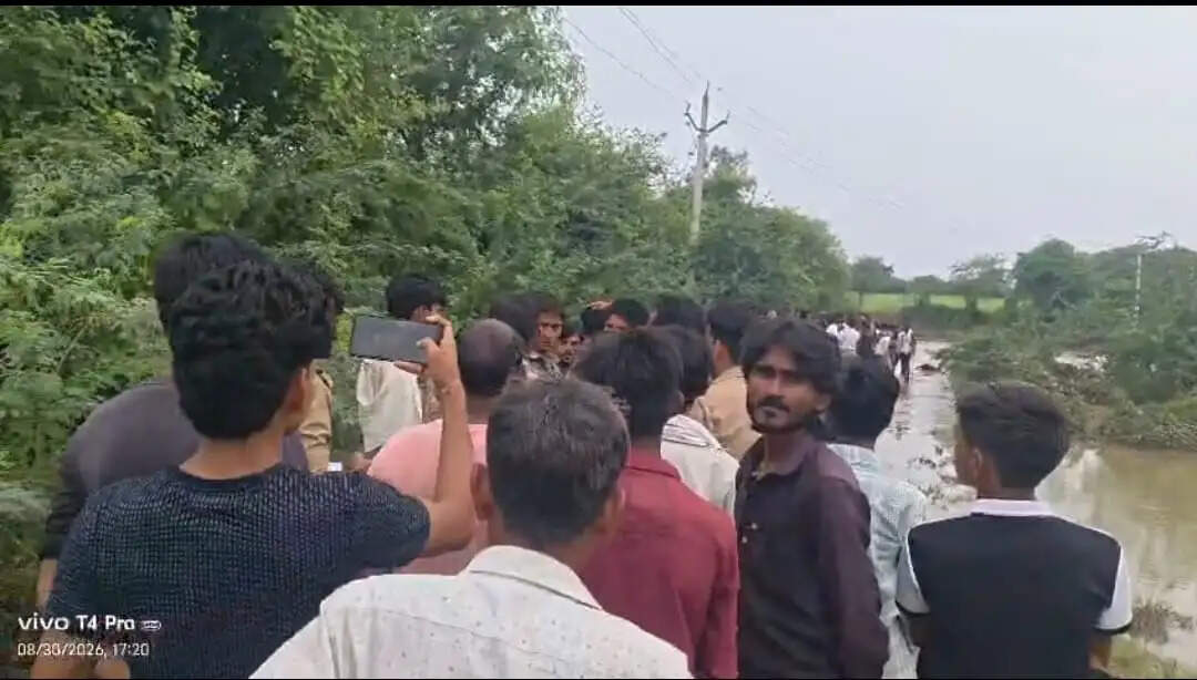 खेतों से घर लौट रही युवती उफनाते नाले में बही