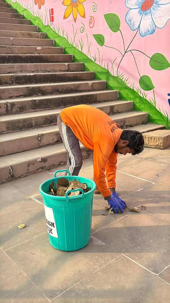 गोरखपुर नगर निगम ने चलाया वृहद सफाई महा-अभियान, महापाैर एवं अधिकारियाें ने किया श्रमदान