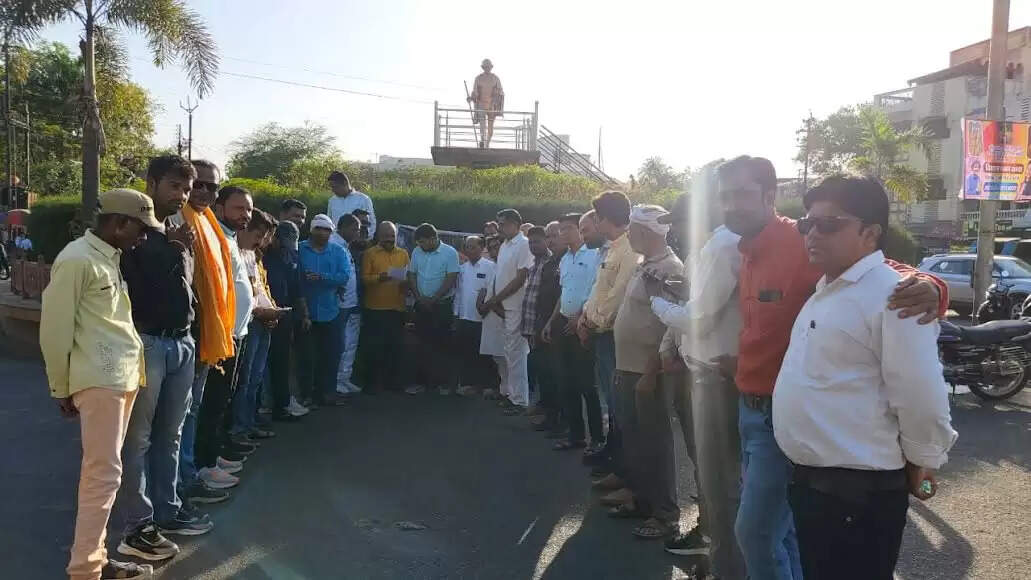 पहलगाम हमले को लेकर आक्रोश, पत्रकारों ने दिवंगतों को श्रद्धांजलि देकर प्रधानमंत्री के नाम सौंपा ज्ञापन