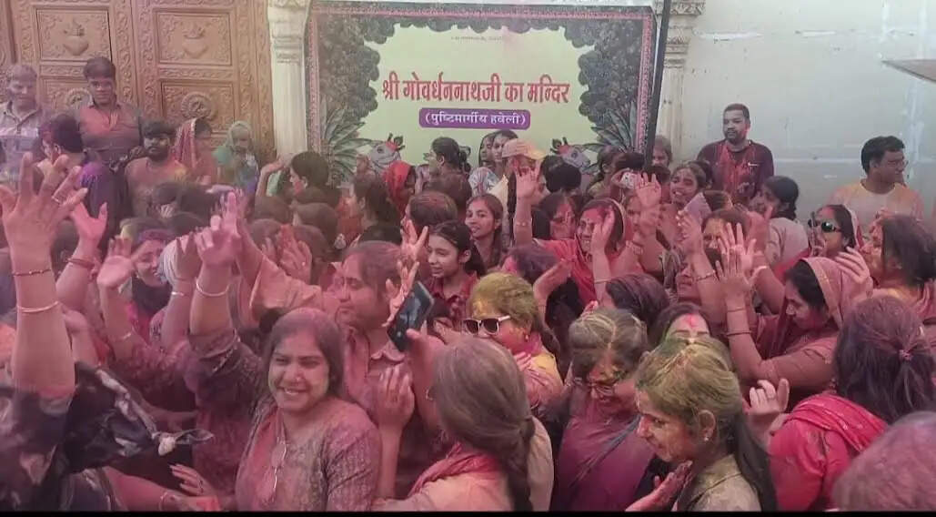 मंदसौर में मना धुलेंडी का पर्व, रंगों से सराबोर ढोल व ताशे पर थिरके युवा, झांकियों ने बांधा समां