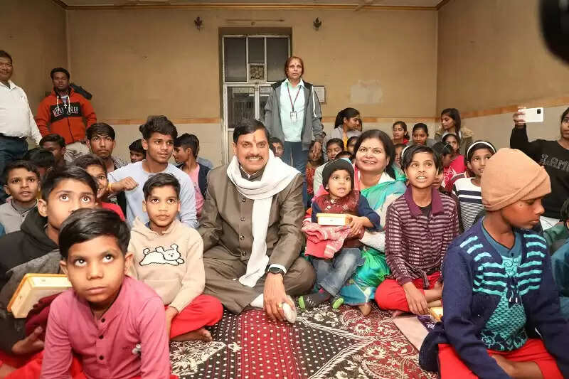 मप्रः मुख्यमंत्री डॉ. यादव ने बाल निकेतन के बच्चों से की भेंट और दिये उपहार