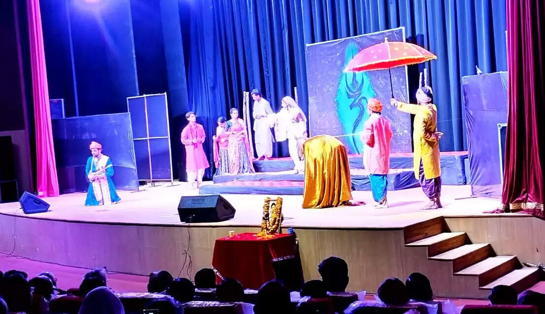 देवी अहिल्याबाई के जीवन चरित्र पर नाटक का मंचन