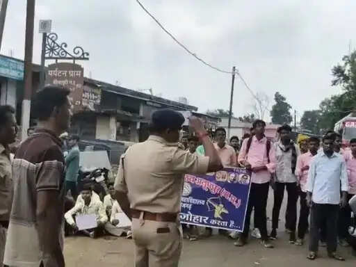 अनूपपुर: छात्रावास की जमीन पर निजी गेट खुलने से छात्र नाराज ने सड़क जाम कर जताया विरोध