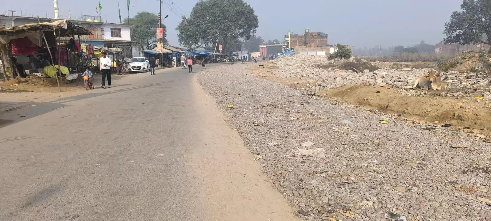 बाराबंकी में लोधेश्वर महादेवा मंदिर के सामने सड़क चौड़ीकरण का कार्य एक महीने से रुका