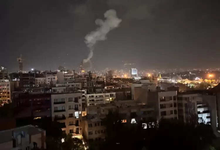 ईरान-इजराइल तनाव चरम पर: इजराइली हमले जारी, खामेनेई के शीर्ष सलाहकार का निधन, परमाणु वार्ता रद्द