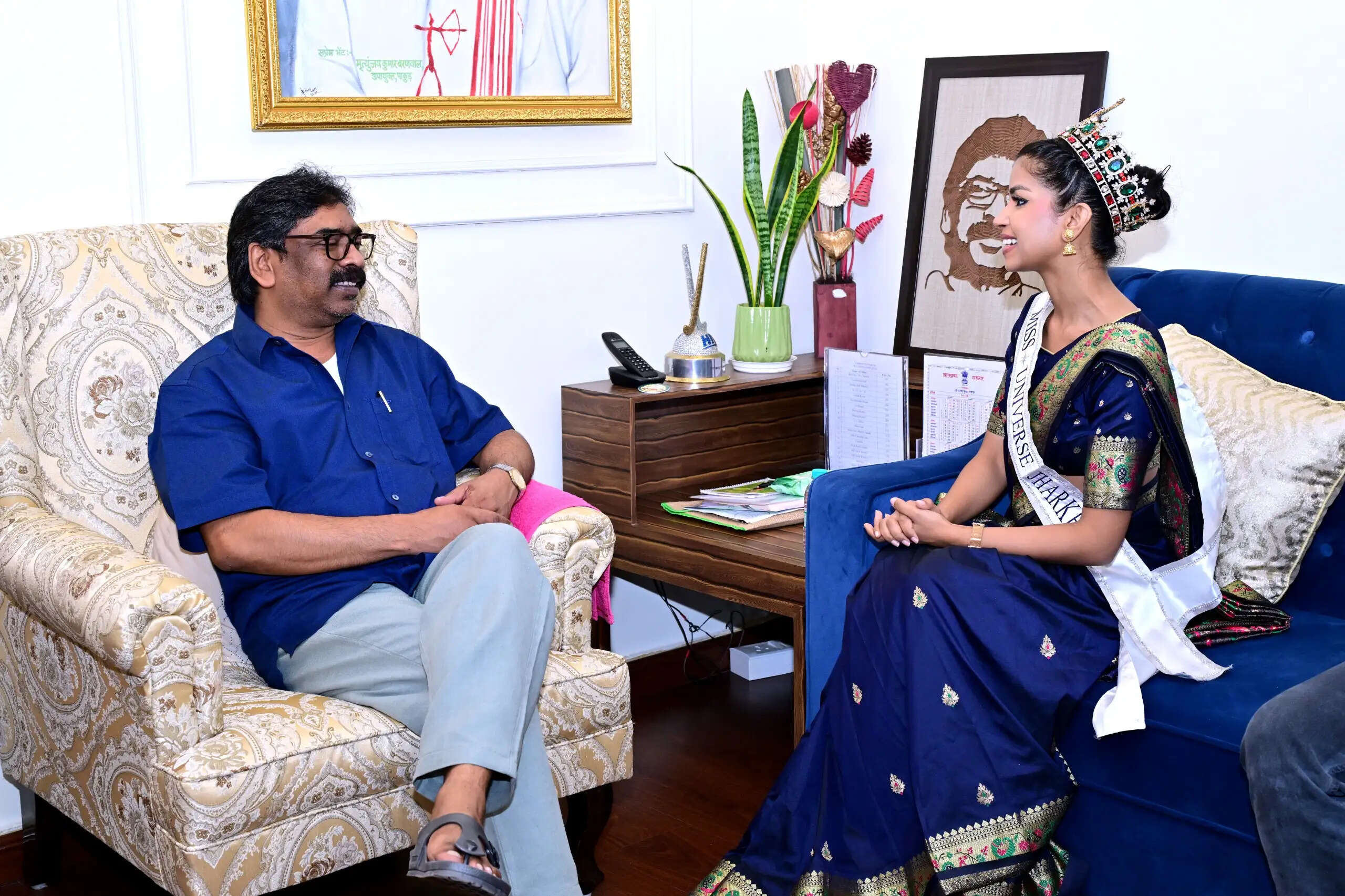 मुख्यमंत्री से मिस यूनिवर्स झारखंड खिताब की विजेता प्रतिभागी दीपाली रिया ने की मुलाकात