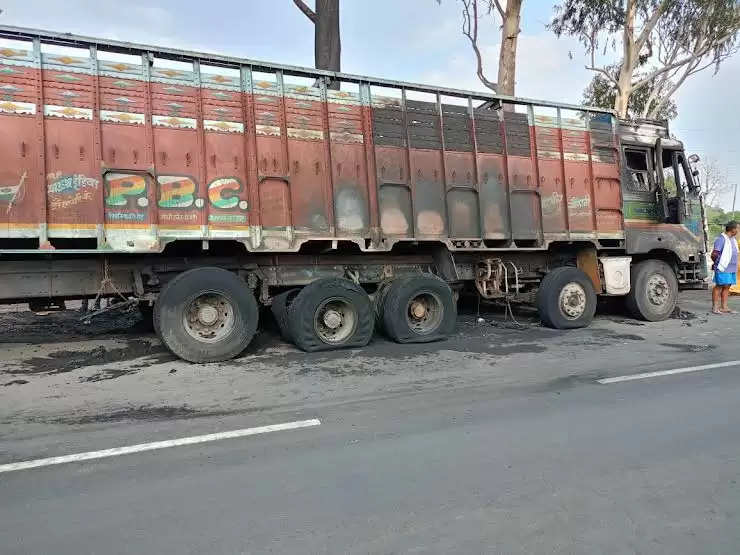 मंदसौर: मार्बल पत्थरों से भरी चलती ट्रक में लगी आग, चालक ने कूदकर बचाई जान