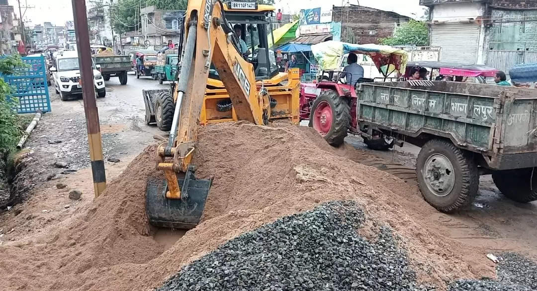 चलाया गया अतिक्रमण हटाओ अभियान, गिट्टी और बालू किया गया जप्त