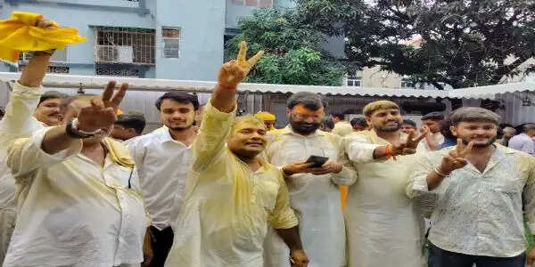 प्रशांत किशोर की जीत पर बक्सर में जश्न, जन सुराज कार्यकर्ताओं ने मनाई खुशियां