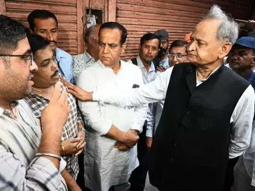 अग्निकांड के बाद दूसरे दिन भी बाजार बंद, कटला पहुंचे अशोक गहलोत