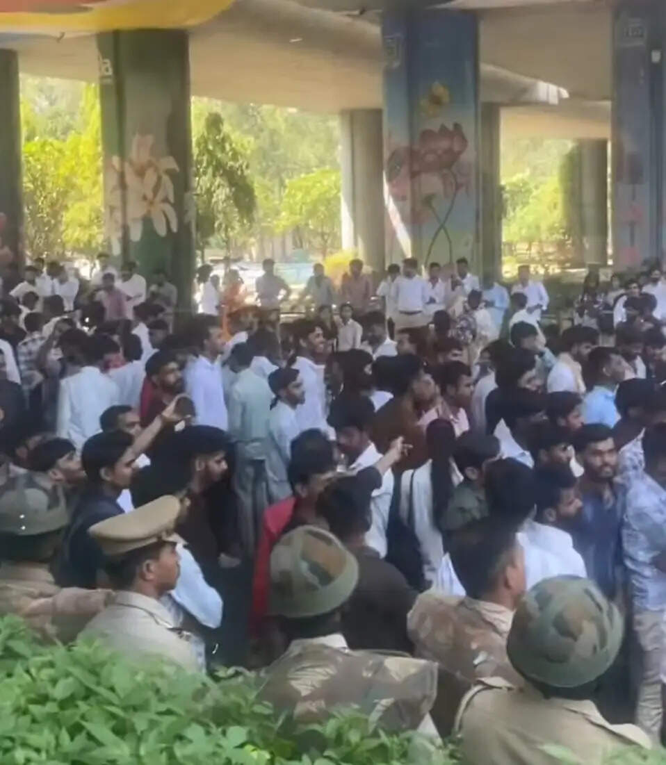 (लीड) वेतन बढ़ाने को लेकर नाेएडा में श्रमिकों का उपद्रव, कई वाहनों और फैक्टरियों में की तोड़फोड़ व आगजनी, कई हिरासत में