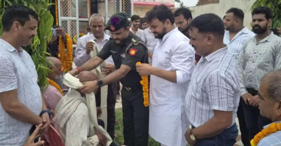 फर्रुखाबाद में शहीद स्मारक दिबस पर पूर्व सैनिक व वीर नारियों को किया गया सम्मानित