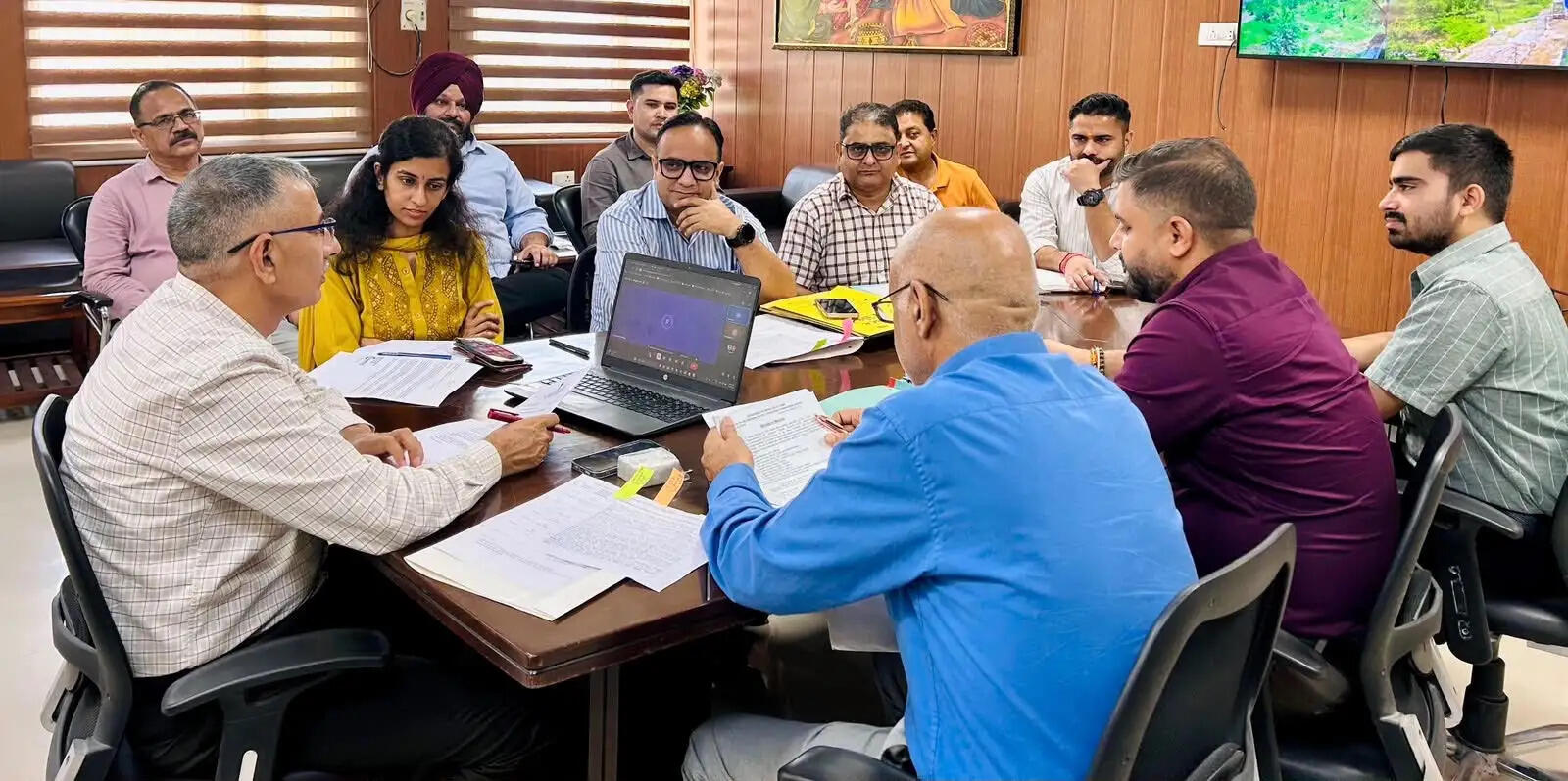 कठुआ में ठोस अपशिष्ट प्रबंधन नियमों की समीक्षा, डीसी ने सख्त अमल और जनभागीदारी पर दिया जोर