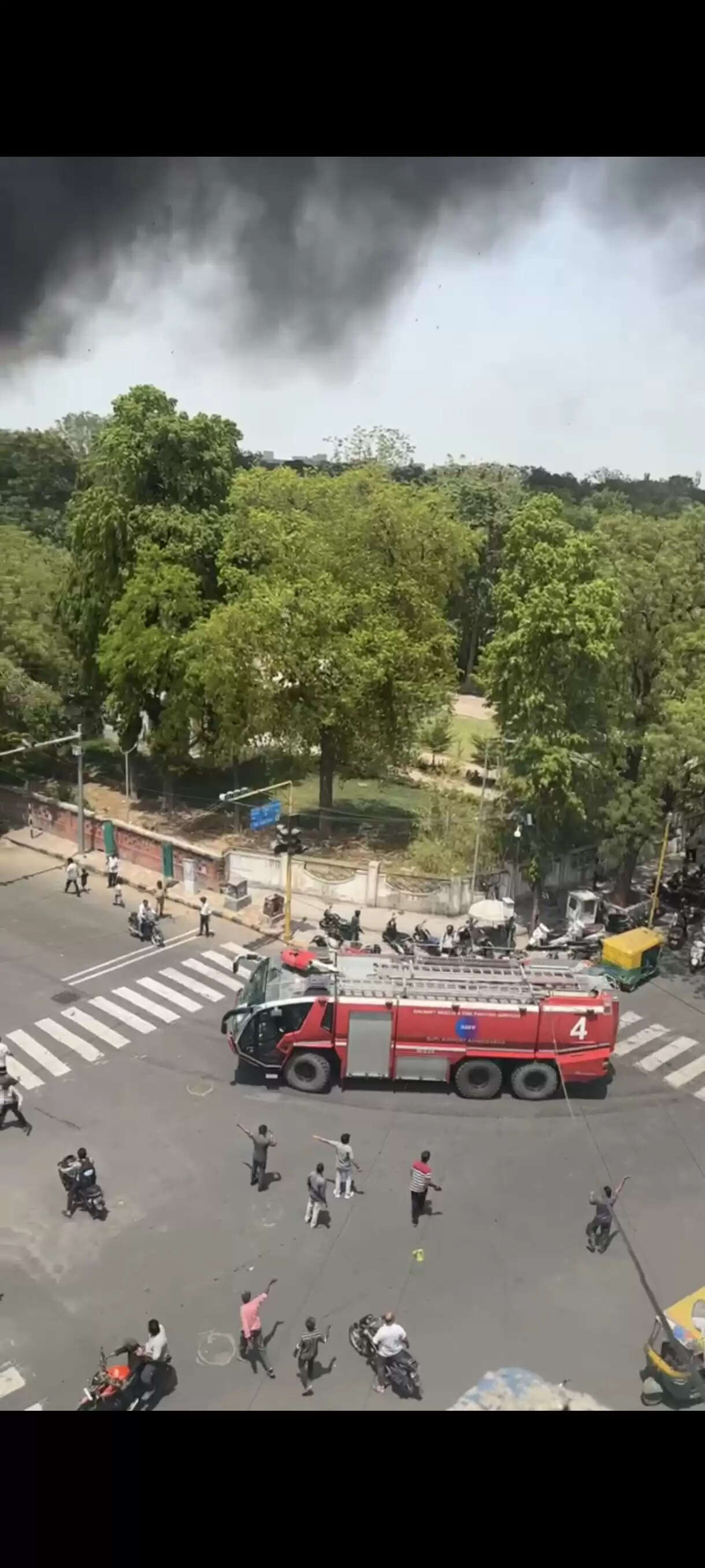 (0अहमदाबाद में 200 यात्रियों के साथ एयर इंडिया का विमान दुर्घटनाग्रस्त: मेघानीनगर आईजीपी ग्राउंड हादसा, फायर और पुलिस की टीमें मौके पर