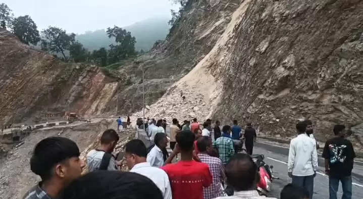 एनएच-707 पर बड़ा हादसा टला, भूस्खलन से हाईवे बंद, सैकड़ों वाहन जाम में फंसे