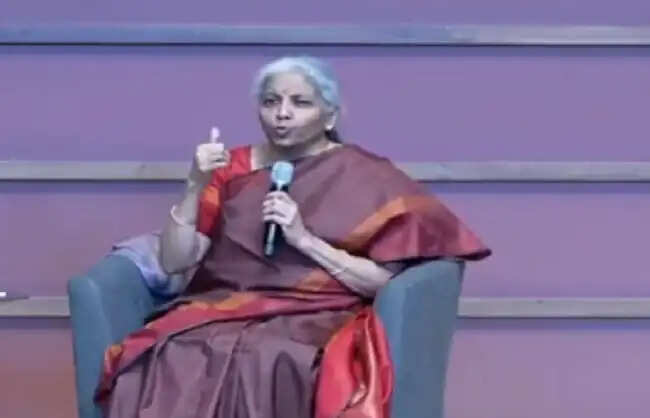 विदेश यात्रा बीच में छोड़कर स्वदेश लौट रहीं वित्त मंत्री सीतारमण