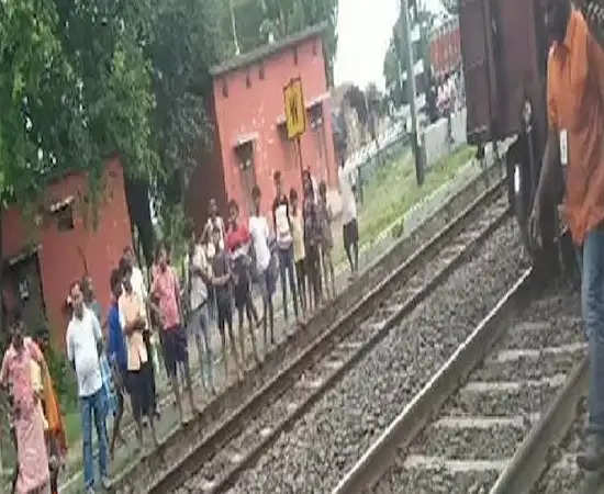 बिहार में दो हिस्सों में बट गयी मालगाड़ी, 32 डिब्बे को स्टेशन पर छोड़ दस किलोमीटर निकल गया इंजन