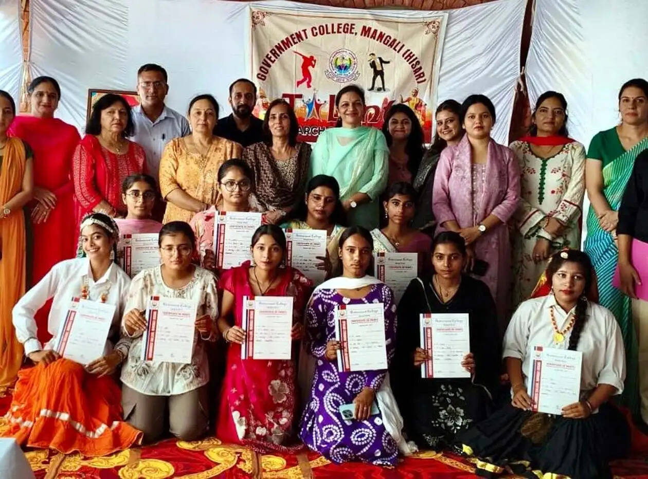 हिसार : मंगाली कॉलेज में विद्यार्थियों ने गायन-नृत्य समेत विभिन्न विधाओं में दिखाई प्रतिभा