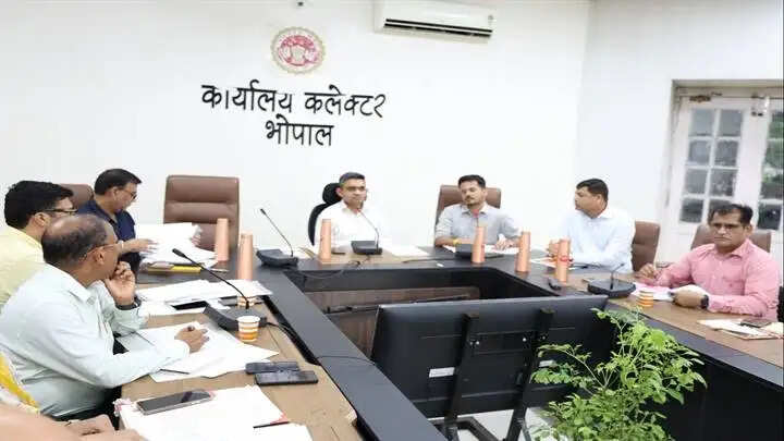 भोपालः मुख्यमंत्री जन विश्वास अभियान के प्रभावी क्रियान्वयन के संबंध में कलेक्टर ने दिए आवश्यक दिशा निर्देश