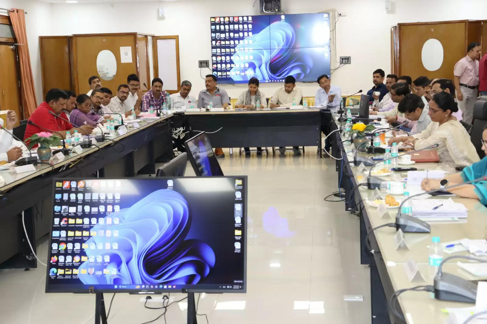 रनिंग और टिकट चेकिंग स्टाफ को लखनऊ व नई दिल्ली में रनिंग रूम तक कैब सुविधा मिलेगी