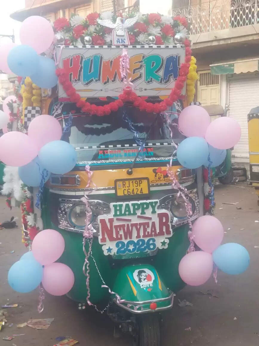 नववर्ष पर लगा शुभ संदेशों को अंबार : लोगों ने छाया उत्साह, वाहनों को भी रंग-बिरंगे फूलों व गुब्बारों से सजाया