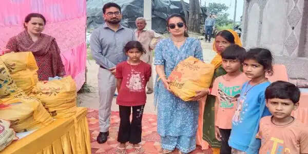 डीसी गंधर्वा राठौड़ ने झुग्गी बस्ती के लोगों को बांटे कपड़े और खिलौने