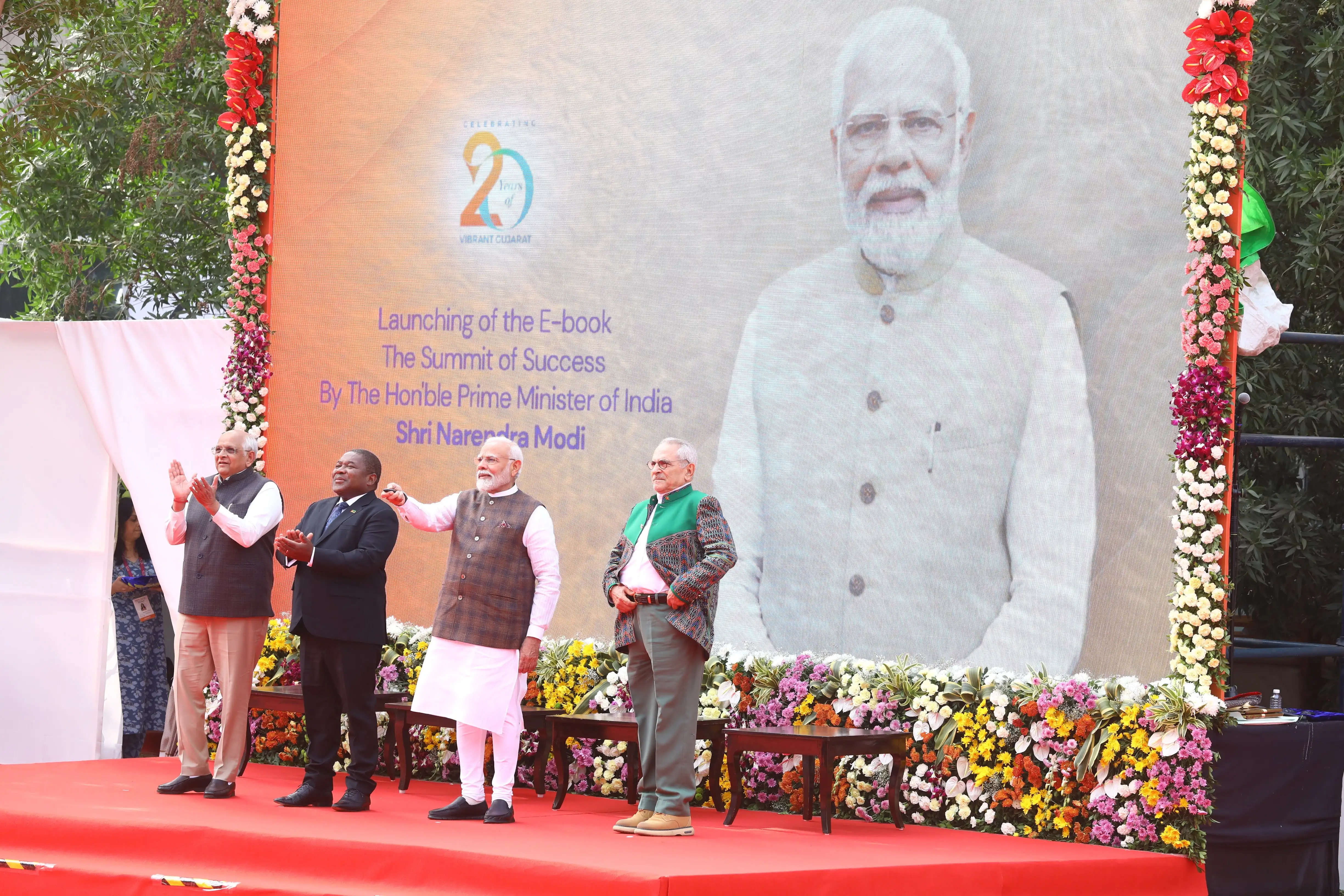 प्रधानमंत्री नरेन्द्र मोदी ने देश के सबसे विशाल 'वाइब्रेंट गुजरात ग्लोबल ट्रेड शो' का उद्घाटन किया