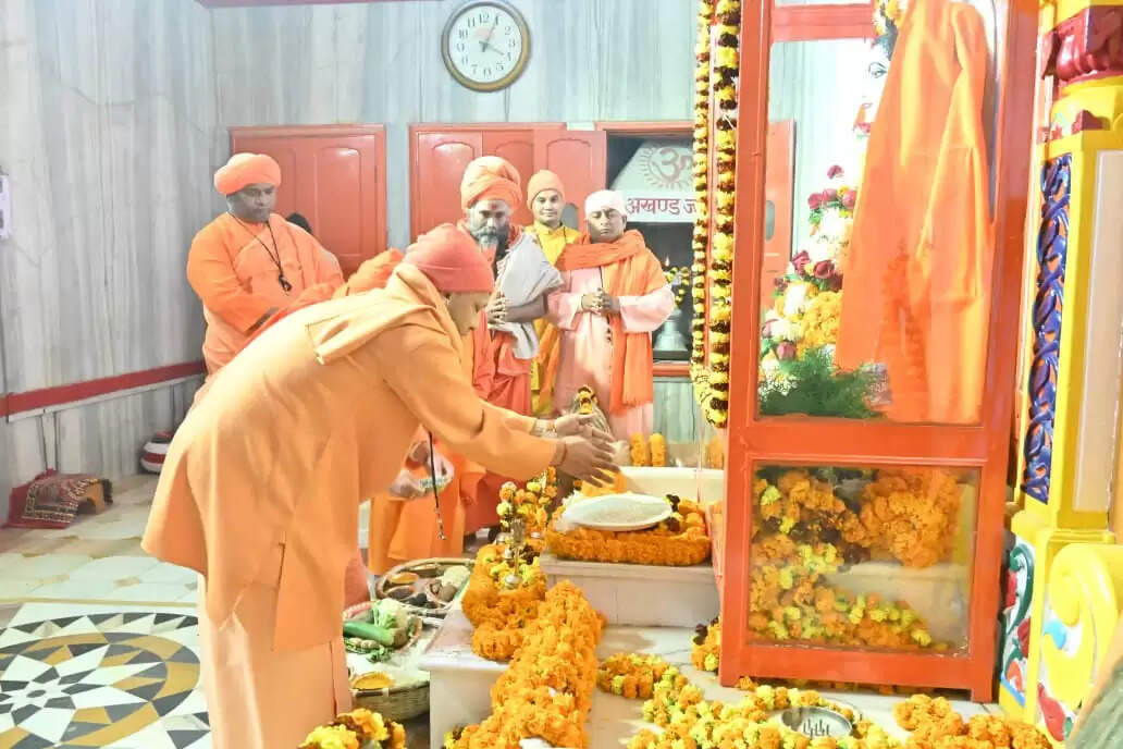 मुख्यमंत्री योगी ने अर्पित की गुरु गोरखनाथ को आस्था की खिचड़ी