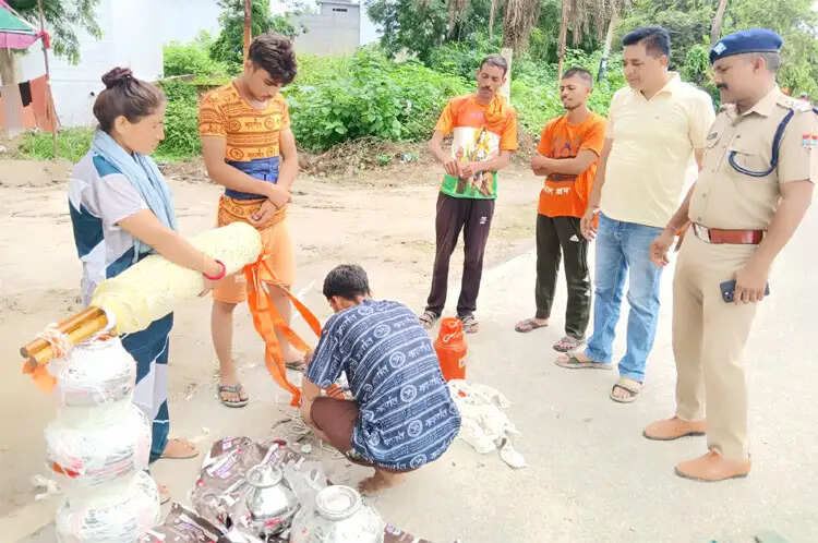 कांवड़ खंडित होने पर पुलिस की तत्परता, हर की पैड़ी से दोबारा गंगाजल दिलाकर शिवभक्त को किया रवाना