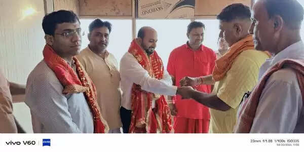 रामगढ़ में नई जिम्मेदारी संभालते ही डीसी-एसपी ने मां छिन्नमस्तिका के दरबार में टेका माथा