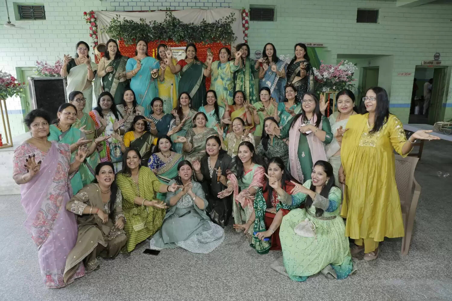 गाजे बाजे के साथ दिया गणेश जी को निमंत्रण, मंगल गीत के साथ महिलाओं ने रचाई मेहंदी