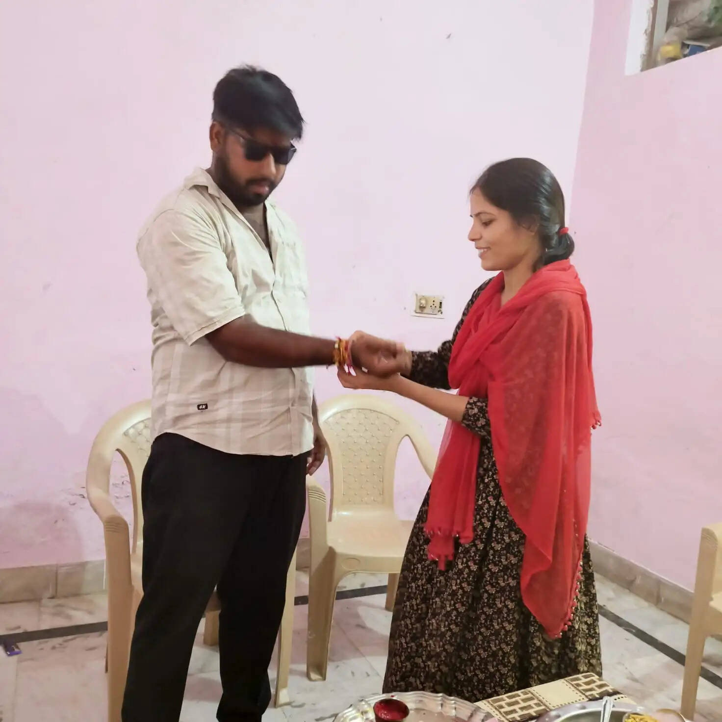 विहिप-बजरंग दल के पदाधिकारियों ने हिमांशु ठाकुर की बहनों से बंधवाई राखी