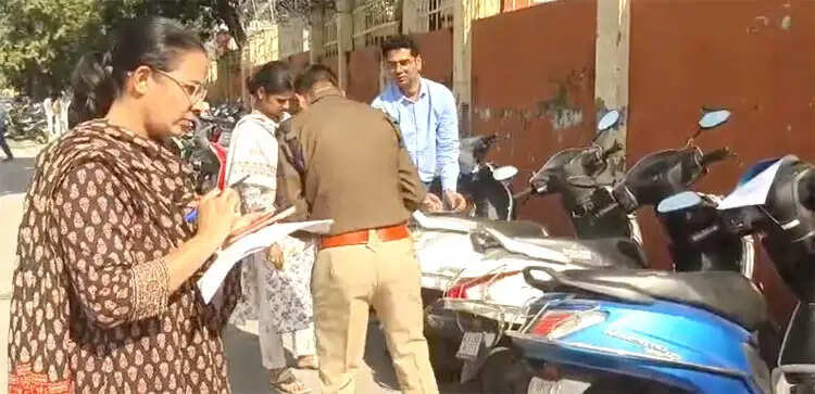 नाबालिगों के वाहन चलाने पर सख्ती, स्कूलों के आसपास परिवहन विभाग का छापा
