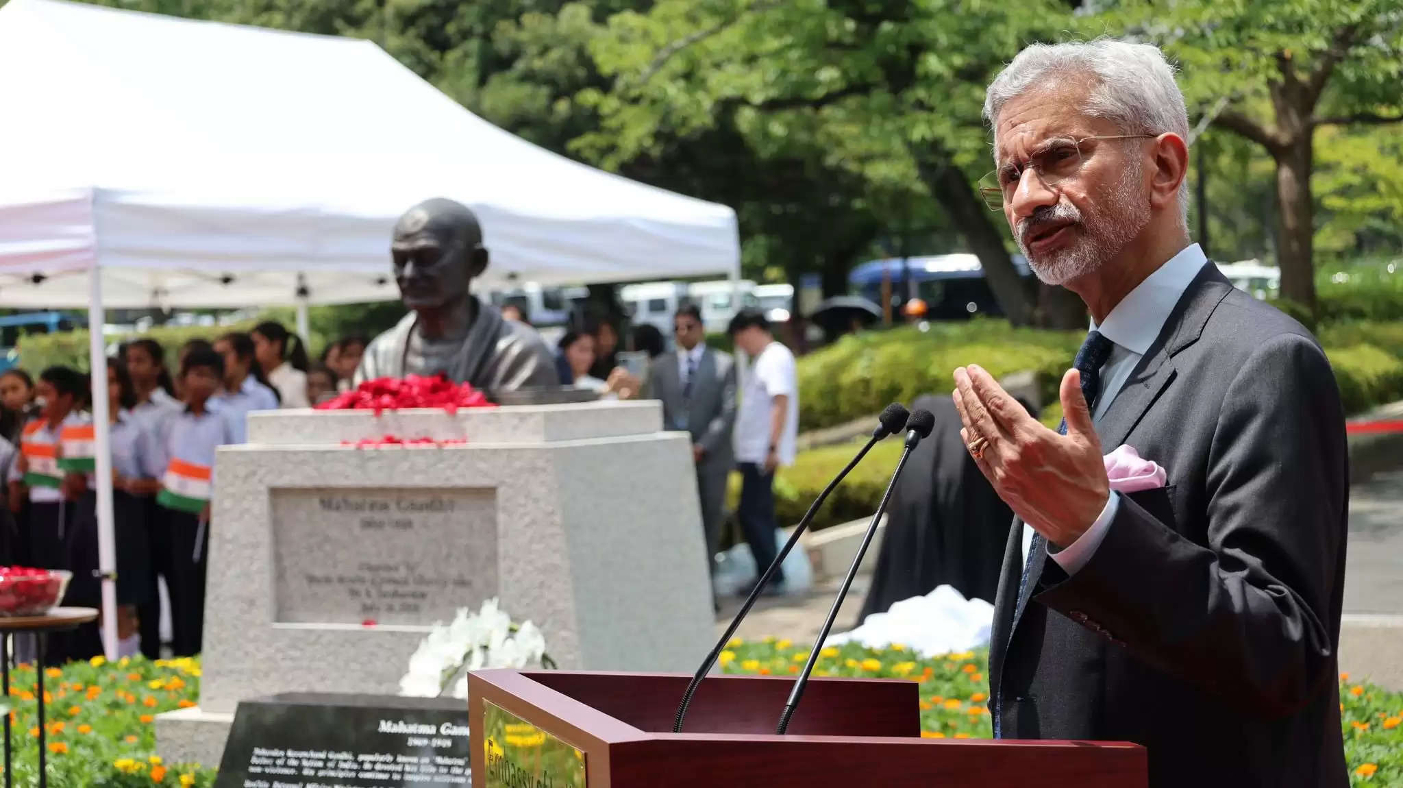 जयशंकर ने टोक्यो में महात्मा गांधी की प्रतिमा का किया अनावरण, अमेरिकी विदेश मंत्री से की मुलाकात